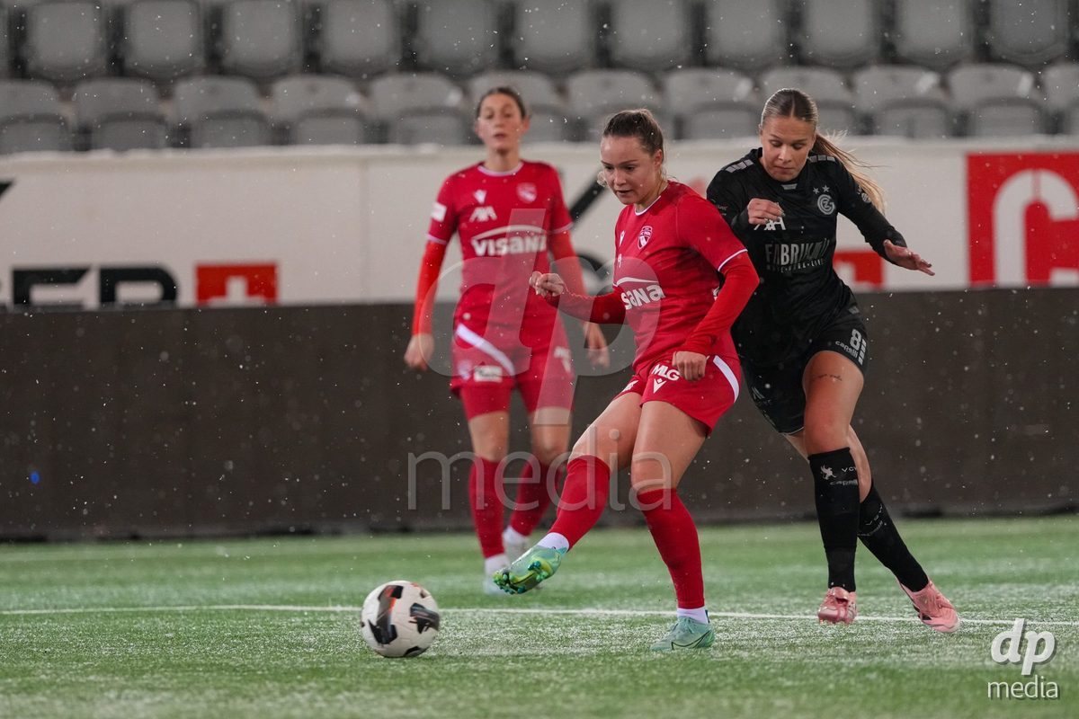 Schweiz: Axa Womens Super League 2025/26, FC Thun vs GC Frauenfussball - Stockhorn Arena, Thun: Ella Ljustina (8 GCZ) im Duell mit Nicole Tiller (19 Thun)