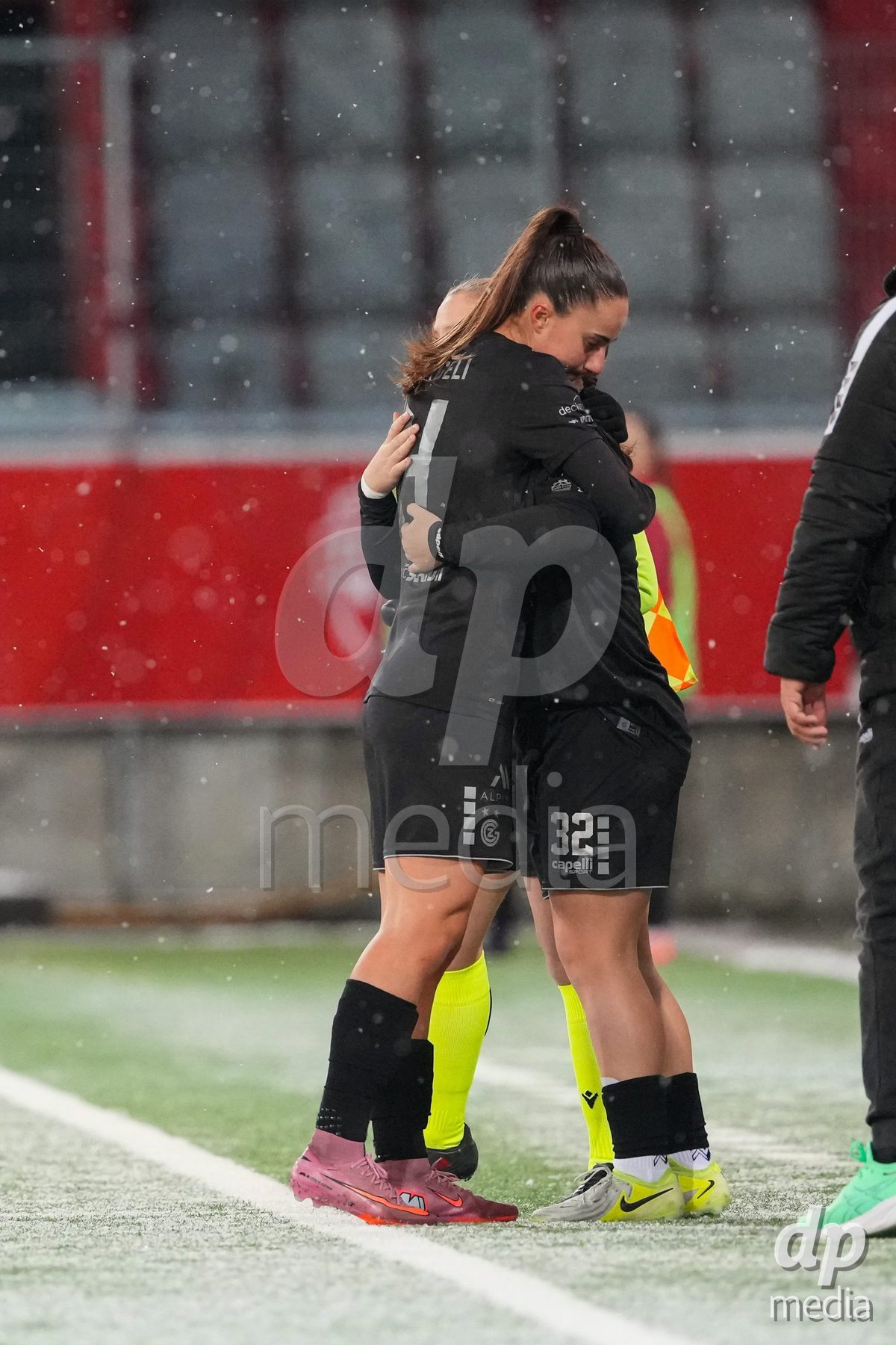 Schweiz: Axa Womens Super League 2025/26, FC Thun vs GC Frauenfussball - Stockhorn Arena, Thun: Nicole Arcangeli (14 GCZ) beim Auswechseln mit Michelle Storni (32 GCZ)