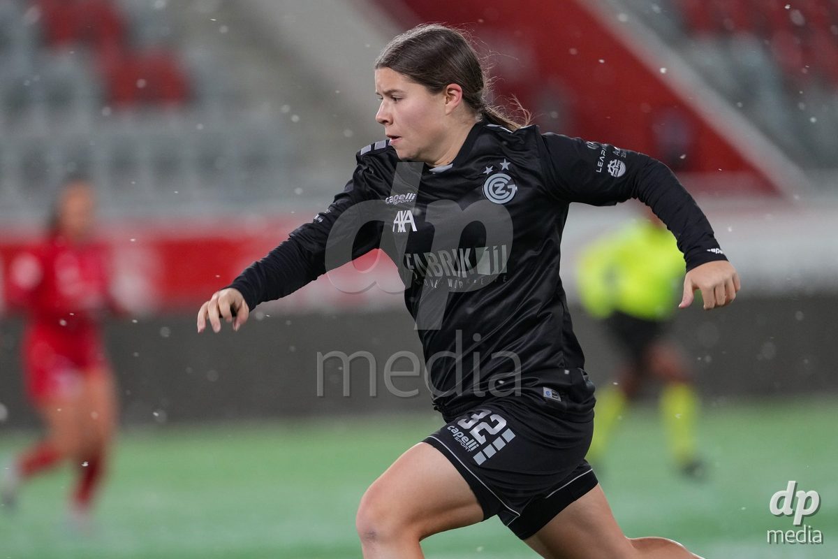 Schweiz: Axa Womens Super League 2025/26, FC Thun vs GC Frauenfussball - Stockhorn Arena, Thun: Michelle Storni (32 GCZ) in aktion