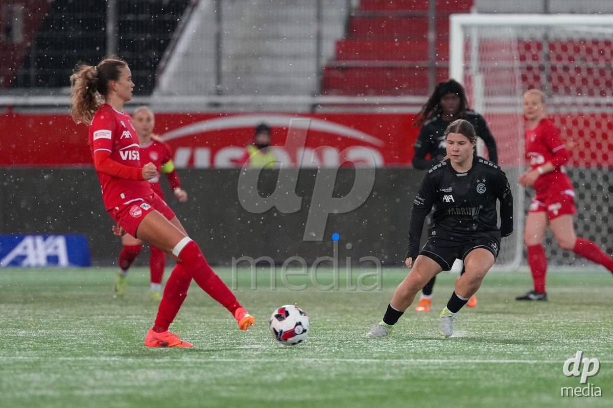 Schweiz: Axa Womens Super League 2025/26, FC Thun vs GC Frauenfussball - Stockhorn Arena, Thun: Sina Schüpbach - Sina Schupbach (5 Thun) im Duell mit Michelle Storni (32 GCZ)
