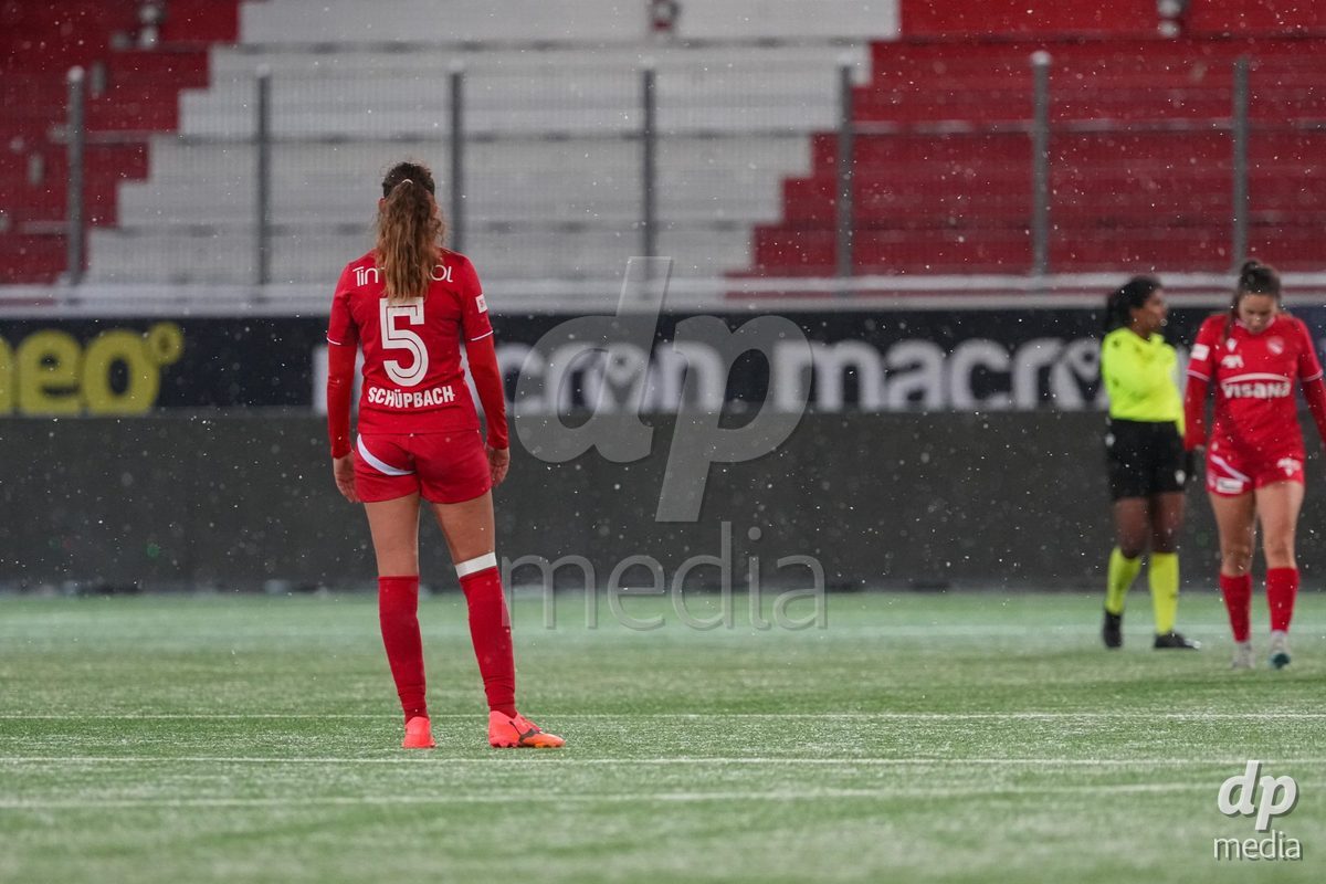 Schweiz: Axa Womens Super League 2025/26, FC Thun vs GC Frauenfussball - Stockhorn Arena, Thun: Sina Schüpbach - Sina Schupbach (5 Thun) nach der Niederlage