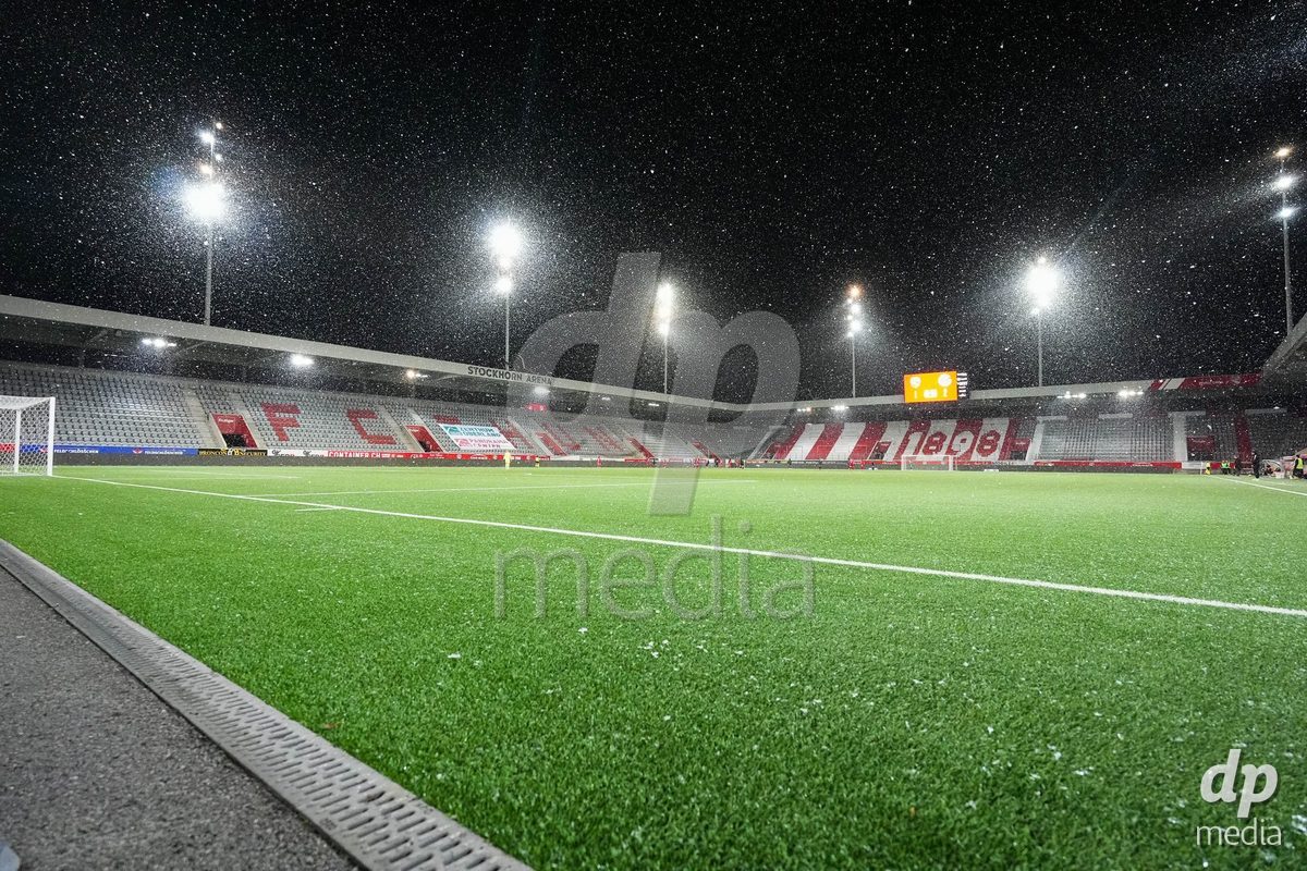 Schweiz: Axa Womens Super League 2025/26, FC Thun vs GC Frauenfussball - Stockhorn Arena, Thun: Schneefall während dem Spiel