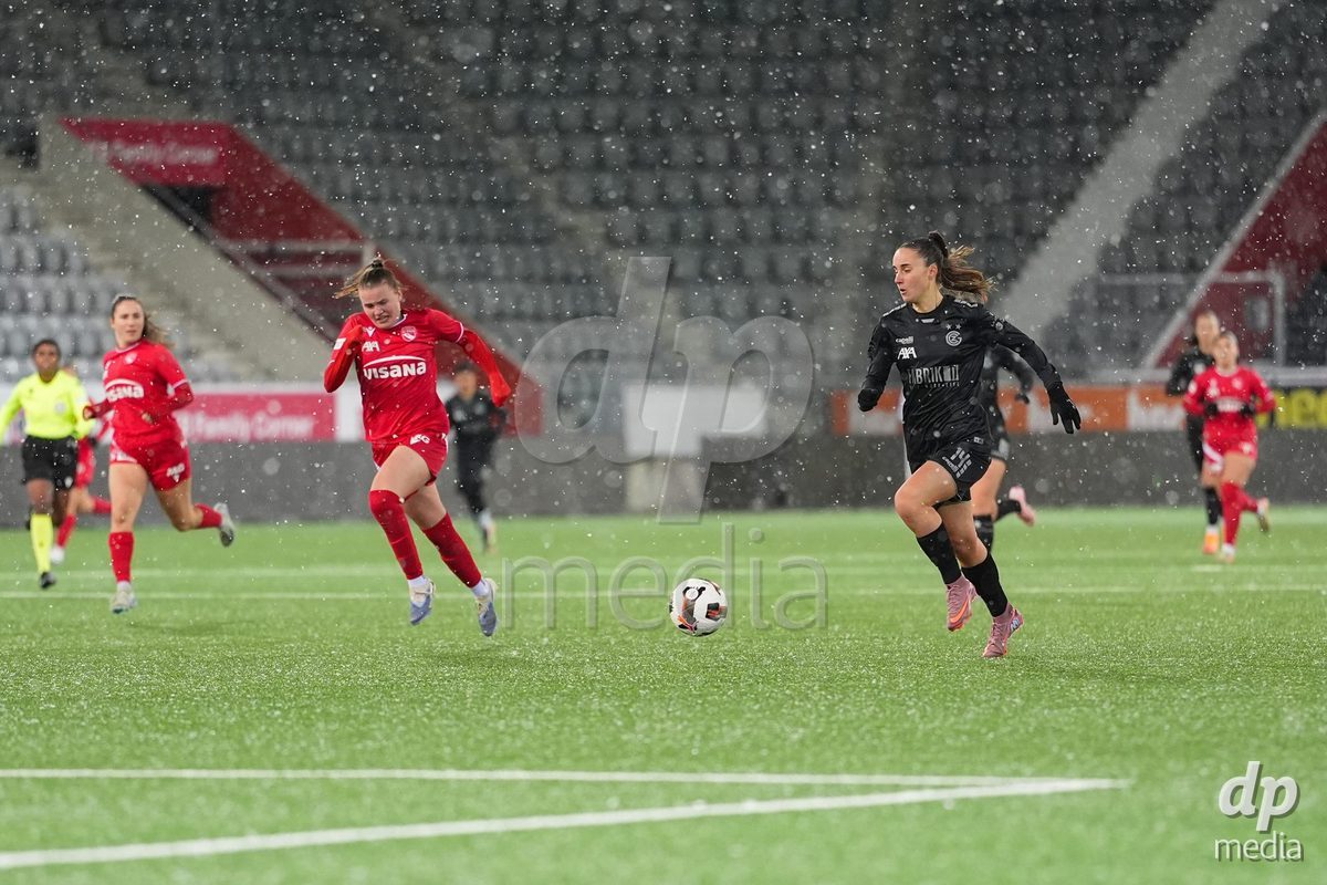 Schweiz: Axa Womens Super League 2025/26, FC Thun vs GC Frauenfussball - Stockhorn Arena, Thun: Nicole Arcangeli (14 GCZ) in aktion