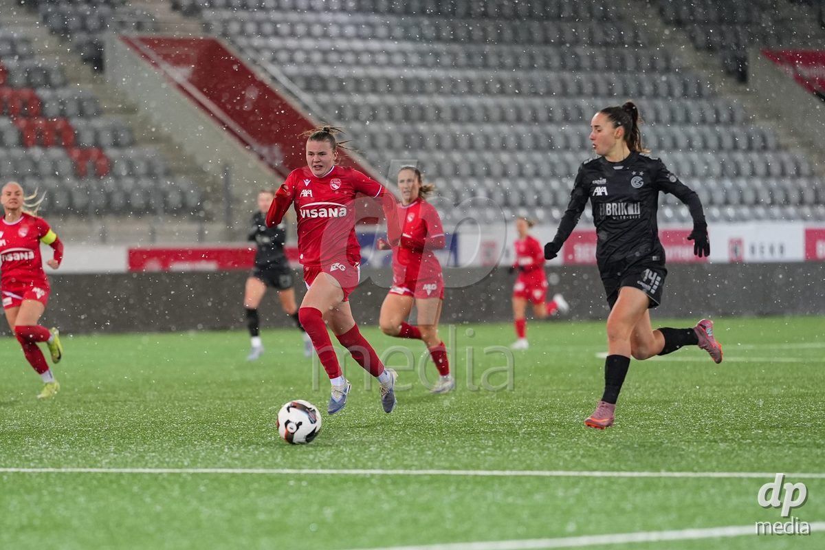 Schweiz: Axa Womens Super League 2025/26, FC Thun vs GC Frauenfussball - Stockhorn Arena, Thun: Nicole Arcangeli (14 GCZ) im Duell mit Janine Minnig (9 Thun)
