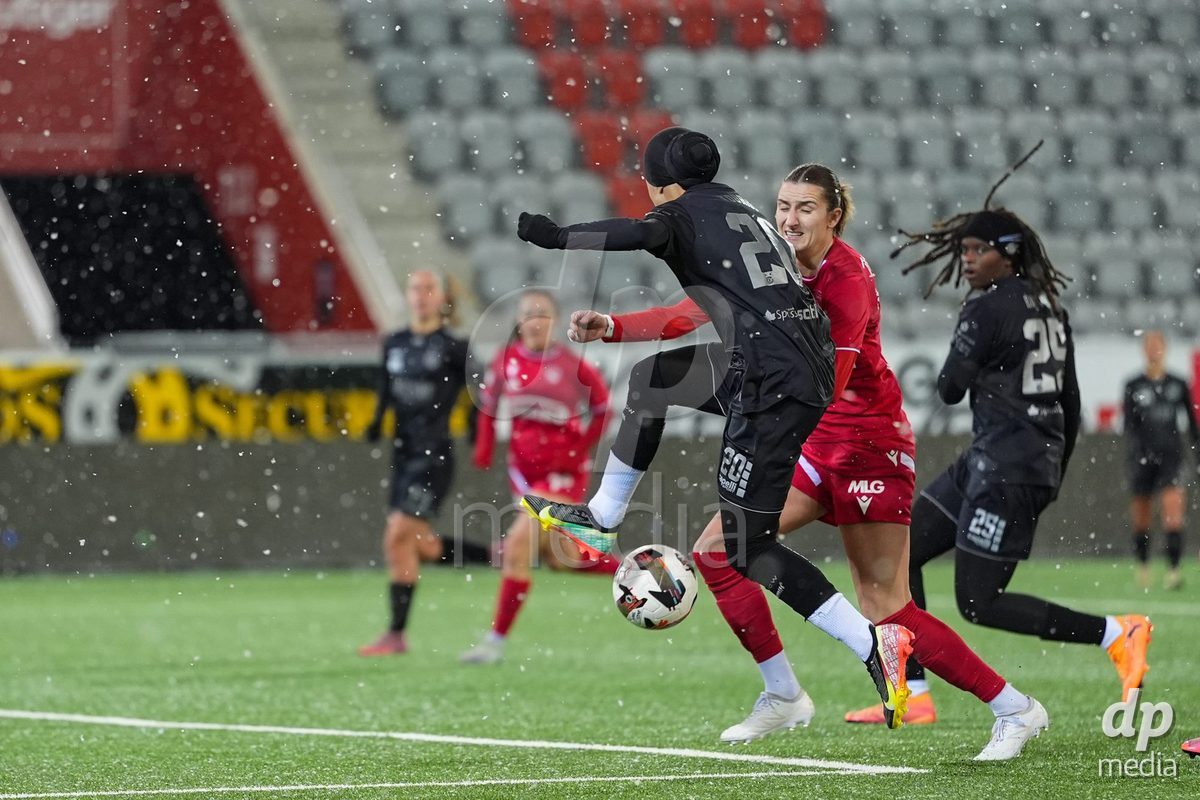 Schweiz: Axa Womens Super League 2025/26, FC Thun vs GC Frauenfussball - Stockhorn Arena, Thun: Celine Batschelet (70 Thun) im Duell mit Imane Touriss (20 GCZ)