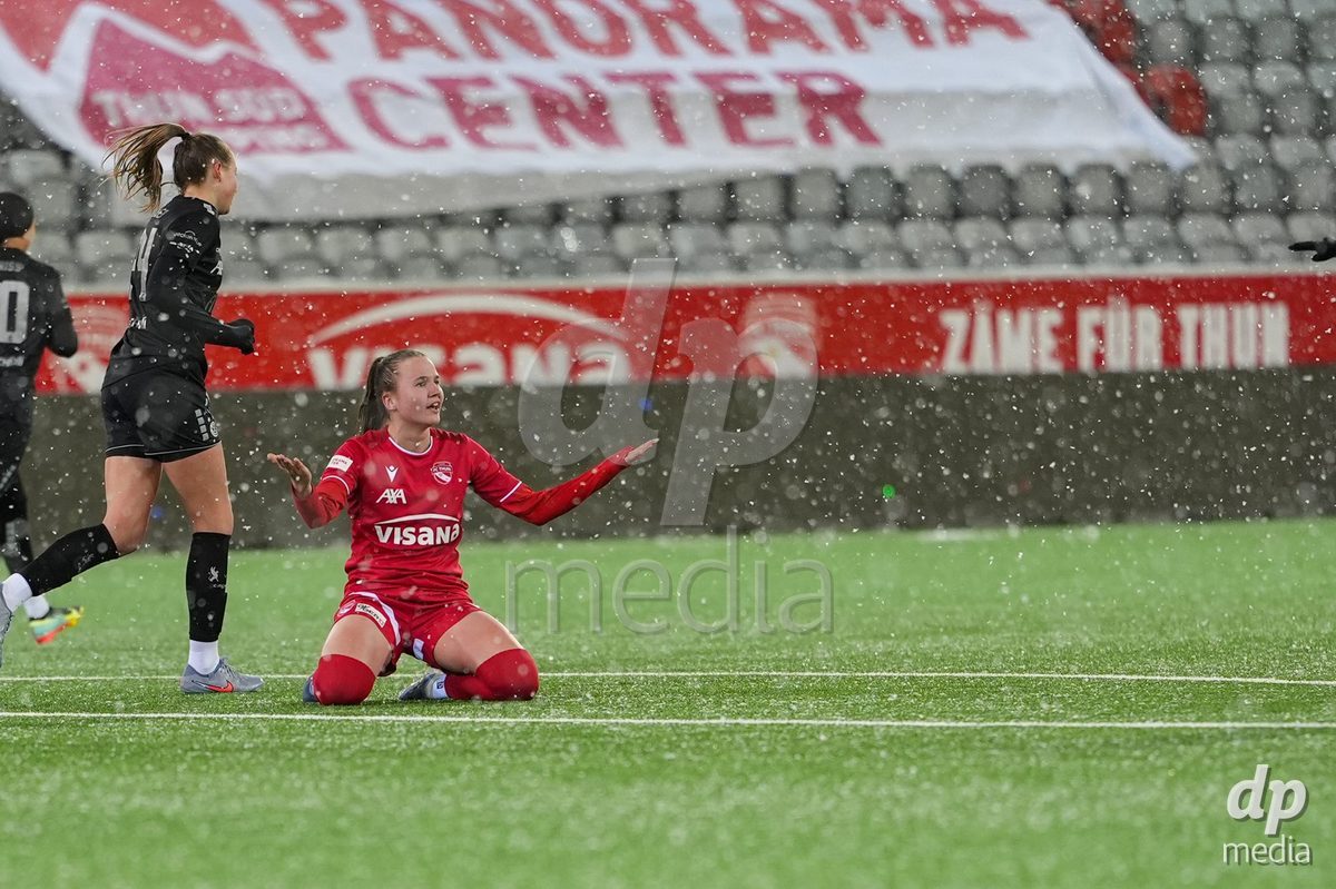 Schweiz: Axa Womens Super League 2025/26, FC Thun vs GC Frauenfussball - Stockhorn Arena, Thun: Janine Minnig (9 Thun) nach einem Foul