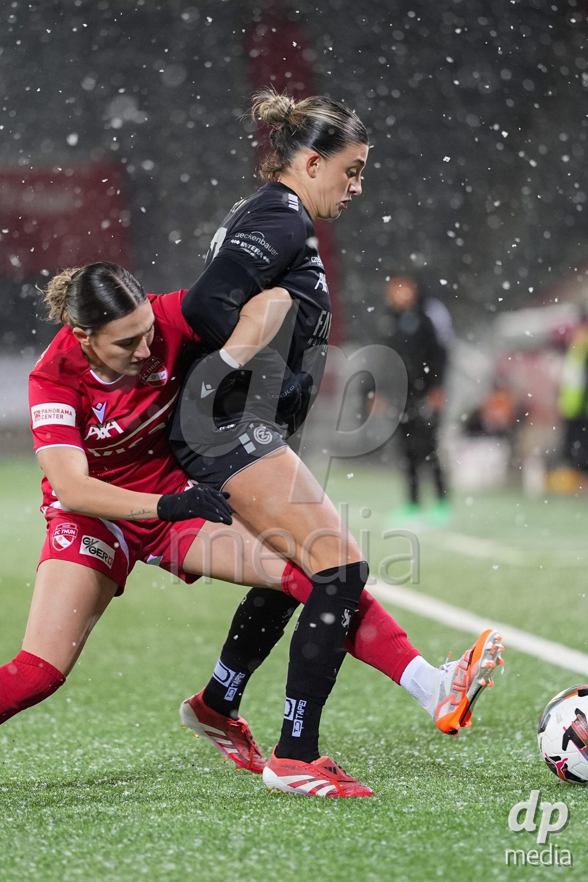 Schweiz: Axa Womens Super League 2025/26, FC Thun vs GC Frauenfussball - Stockhorn Arena, Thun: Jael Jost (77 Thun) im Duell mit Viola Avduli (23 GCZ)
