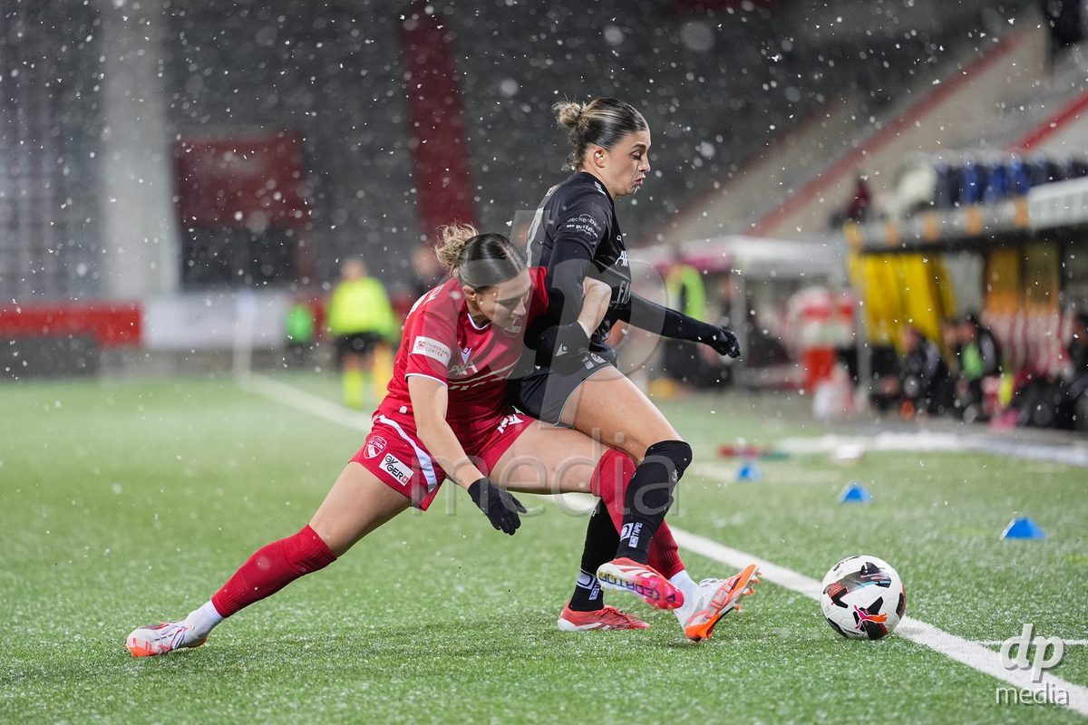 Schweiz: Axa Womens Super League 2025/26, FC Thun vs GC Frauenfussball - Stockhorn Arena, Thun: Jael Jost (77 Thun) im Duell mit Viola Avduli (23 GCZ)