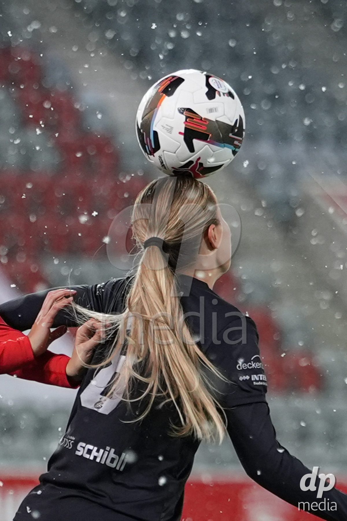 Schweiz: Axa Womens Super League 2025/26, FC Thun vs GC Frauenfussball - Stockhorn Arena, Thun: Ella Ljustina (8 GCZ) im Duell mit Sina Schüpbach - Sina Schupbach (5 Thun)