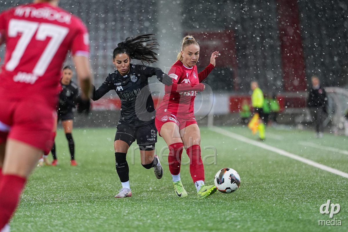 Schweiz: Axa Womens Super League 2025/26, FC Thun vs GC Frauenfussball - Stockhorn Arena, Thun: Shenia Schmid (61 Thun) im Duell mit Qendresa Krasniqi (9 GCZ)
