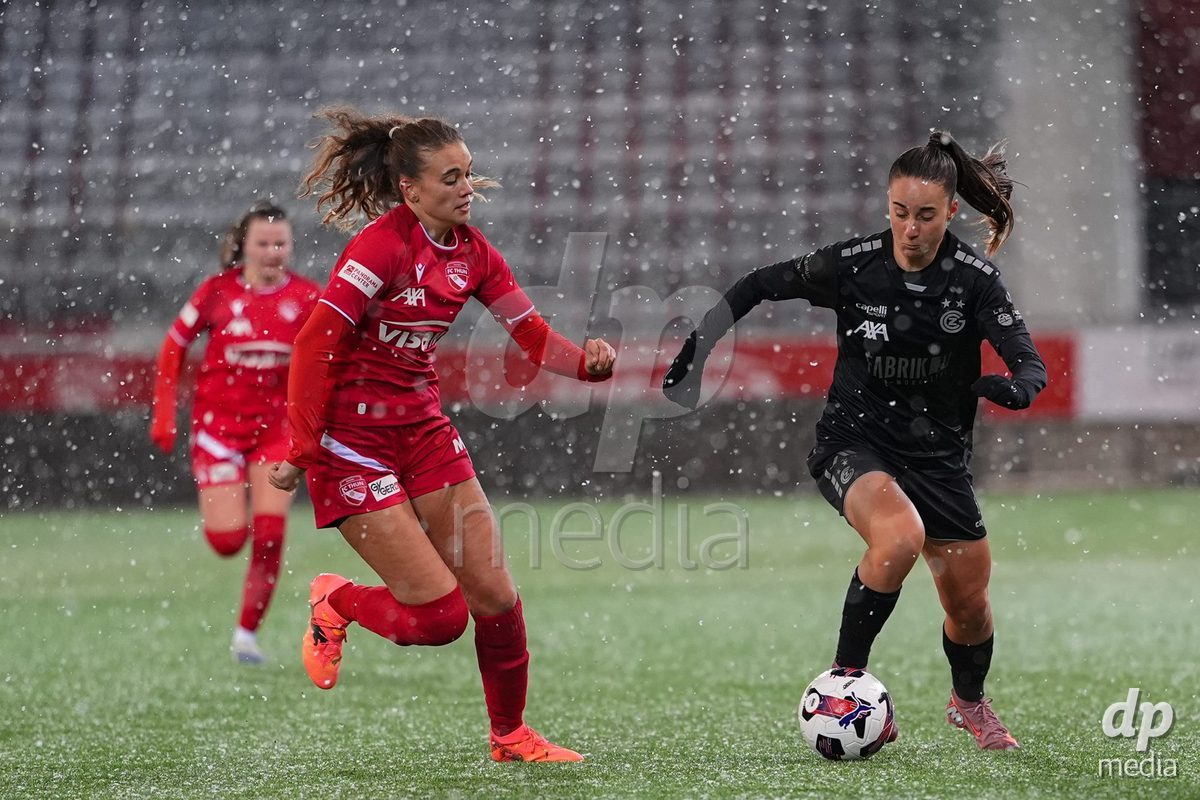 Schweiz: Axa Womens Super League 2025/26, FC Thun vs GC Frauenfussball - Stockhorn Arena, Thun: Nicole Arcangeli (14 GCZ) im Duell mit Sina Schüpbach - Sina Schupbach (5 Thun)