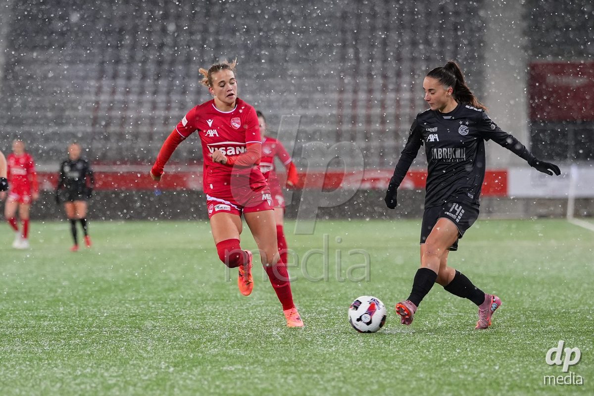 Schweiz: Axa Womens Super League 2025/26, FC Thun vs GC Frauenfussball - Stockhorn Arena, Thun: Nicole Arcangeli (14 GCZ) im Duell mit Sina Schüpbach - Sina Schupbach (5 Thun)
