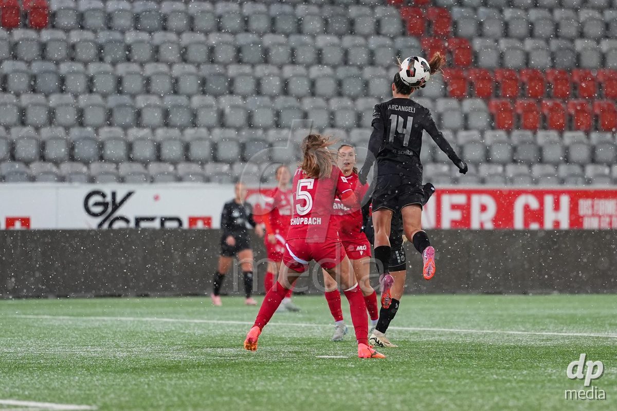 Schweiz: Axa Womens Super League 2025/26, FC Thun vs GC Frauenfussball - Stockhorn Arena, Thun: Nicole Arcangeli (14 GCZ) im Kopfballduell mit Sina Schüpbach - Sina Schupbach (5 Thun)
