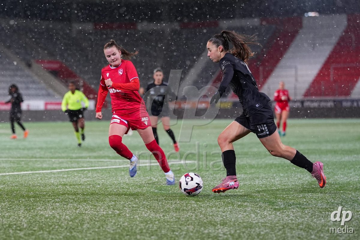 Schweiz: Axa Womens Super League 2025/26, FC Thun vs GC Frauenfussball - Stockhorn Arena, Thun: Nicole Arcangeli (14 GCZ) im Duell mit Janine Minnig (9 Thun)