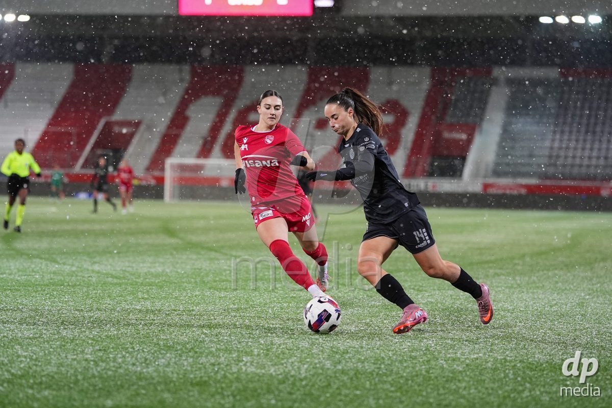 Schweiz: Axa Womens Super League 2025/26, FC Thun vs GC Frauenfussball - Stockhorn Arena, Thun: Nicole Arcangeli (14 GCZ) im Duell mit Jael Jost (77 Thun)