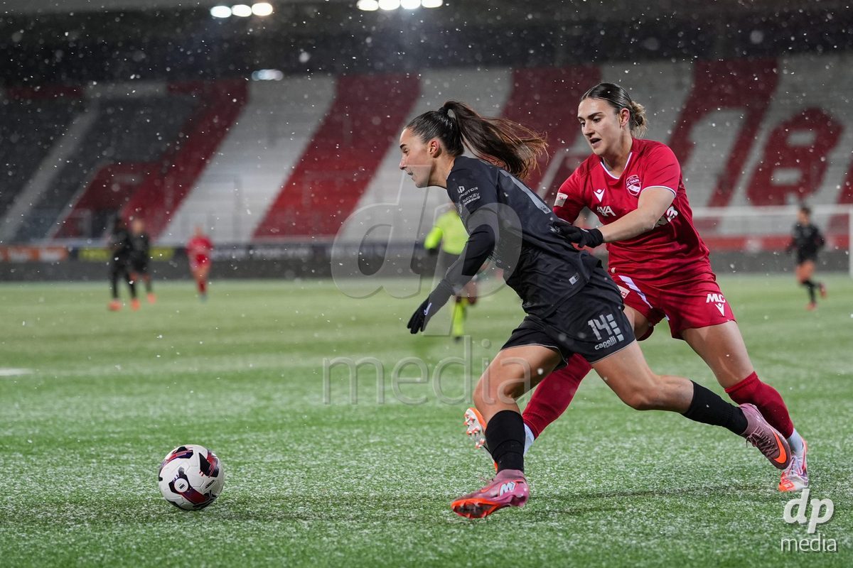 Schweiz: Axa Womens Super League 2025/26, FC Thun vs GC Frauenfussball - Stockhorn Arena, Thun: Nicole Arcangeli (14 GCZ) im Duell mit Jael Jost (77 Thun)