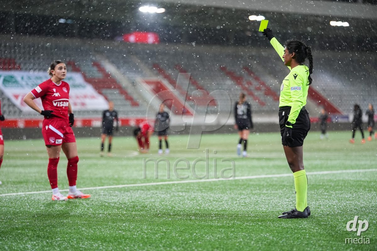 Schweiz: Axa Womens Super League 2025/26, FC Thun vs GC Frauenfussball - Stockhorn Arena, Thun: Jael Jost (77 Thun) bekommt eine gelbe Karte nach einem Foul von Schiedsrichterin Tharmini Muralitharan