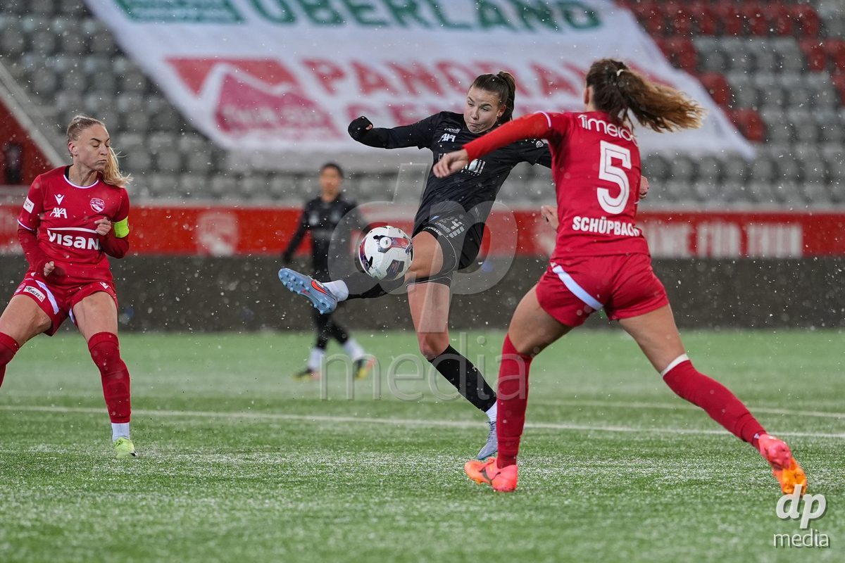 Schweiz: Axa Womens Super League 2025/26, FC Thun vs GC Frauenfussball - Stockhorn Arena, Thun: Giulia Looser (24 GCZ) im Duell mit Sina Schüpbach - Sina Schupbach (5 Thun)