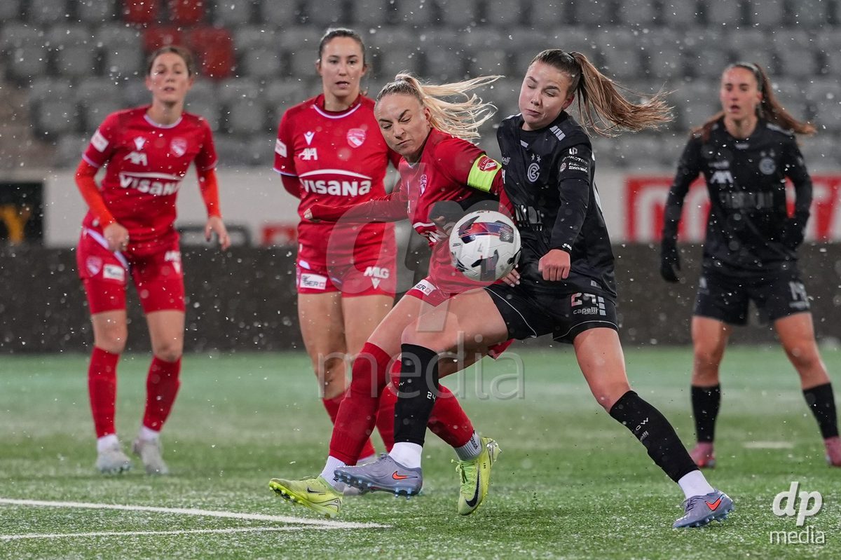 Schweiz: Axa Womens Super League 2025/26, FC Thun vs GC Frauenfussball - Stockhorn Arena, Thun: Giulia Looser (24 GCZ) im Duell mit Shenia Schmid (61 Thun)