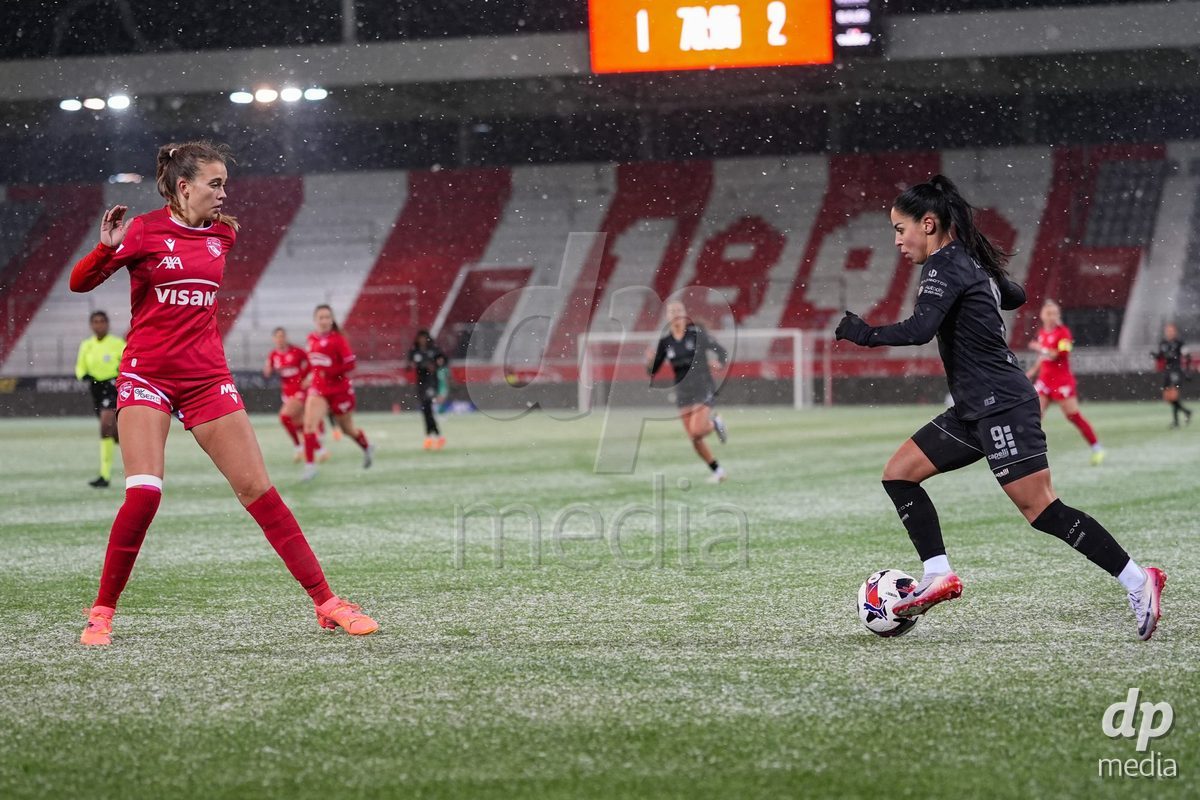 Schweiz: Axa Womens Super League 2025/26, FC Thun vs GC Frauenfussball - Stockhorn Arena, Thun: Qendresa Krasniqi (9 GCZ) im Duell mit Sina Schüpbach - Sina Schupbach (5 Thun)