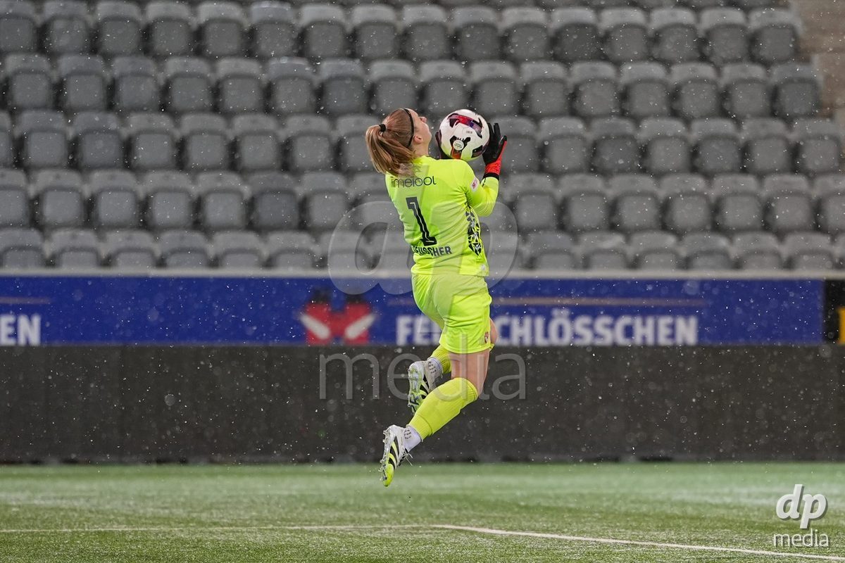Schweiz: Axa Womens Super League 2025/26, FC Thun vs GC Frauenfussball - Stockhorn Arena, Thun: Torhüterin Janine Teuscher (1 Thun) in aktion