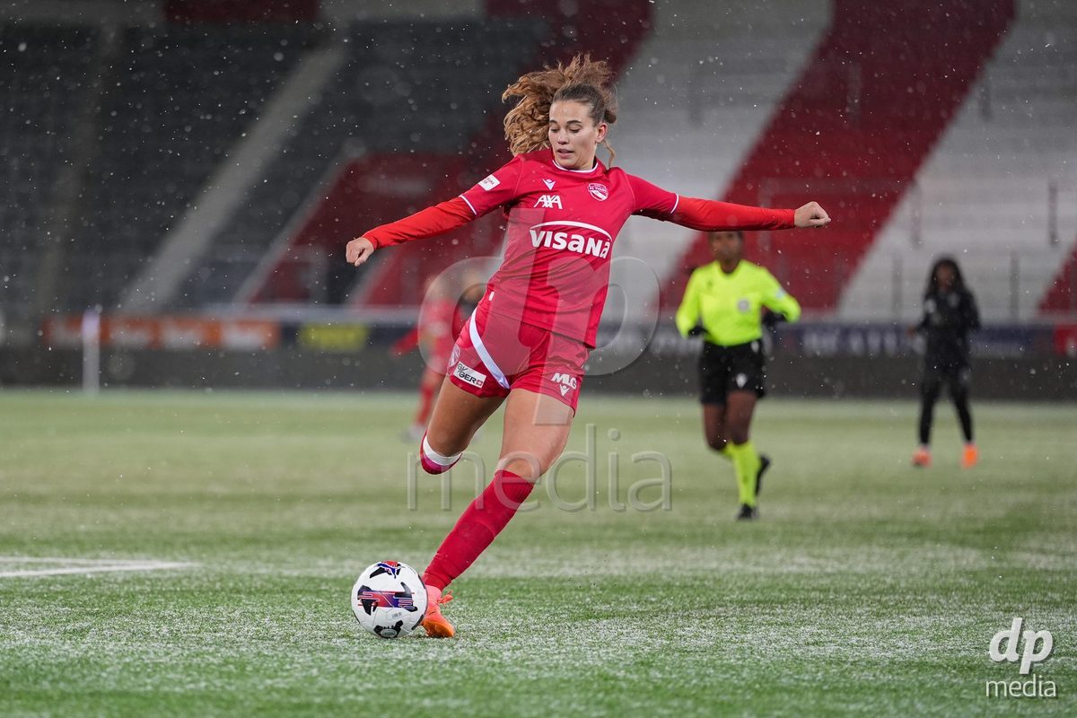 Schweiz: Axa Womens Super League 2025/26, FC Thun vs GC Frauenfussball - Stockhorn Arena, Thun: Sina Schüpbach - Sina Schupbach (5 Thun) in aktion