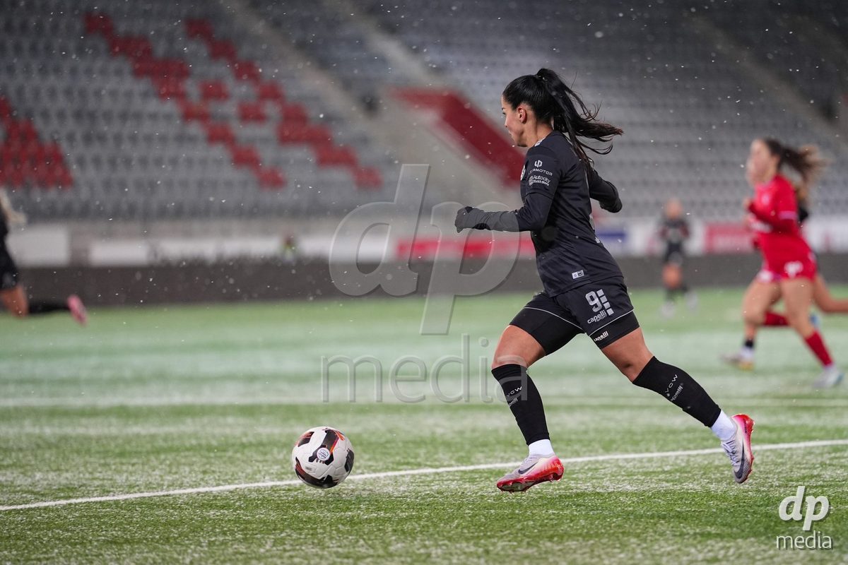 Schweiz: Axa Womens Super League 2025/26, FC Thun vs GC Frauenfussball - Stockhorn Arena, Thun: Qendresa Krasniqi (9 GCZ) in aktion