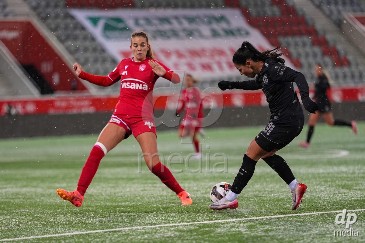Schweiz: Axa Womens Super League 2025/26, FC Thun vs GC Frauenfussball - Stockhorn Arena, Thun: Qendresa Krasniqi (9 GCZ) im Duell mit Sina Schüpbach - Sina Schupbach (5 Thun)