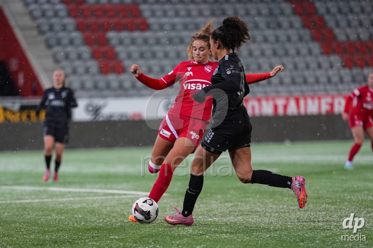 Schweiz: Axa Womens Super League 2025/26, FC Thun vs GC Frauenfussball - Stockhorn Arena, Thun: Qendresa Krasniqi (9 GCZ) im Duell mit Sina Schüpbach - Sina Schupbach (5 Thun)