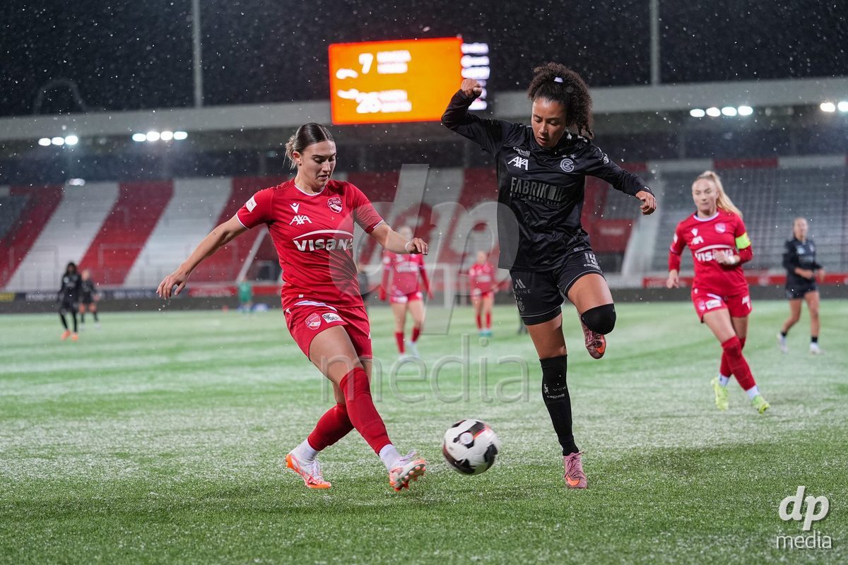 Schweiz: Axa Womens Super League 2025/26, FC Thun vs GC Frauenfussball - Stockhorn Arena, Thun: Jael Jost (77 Thun) im Duell mit Ramona Kannady (19 GCZ)