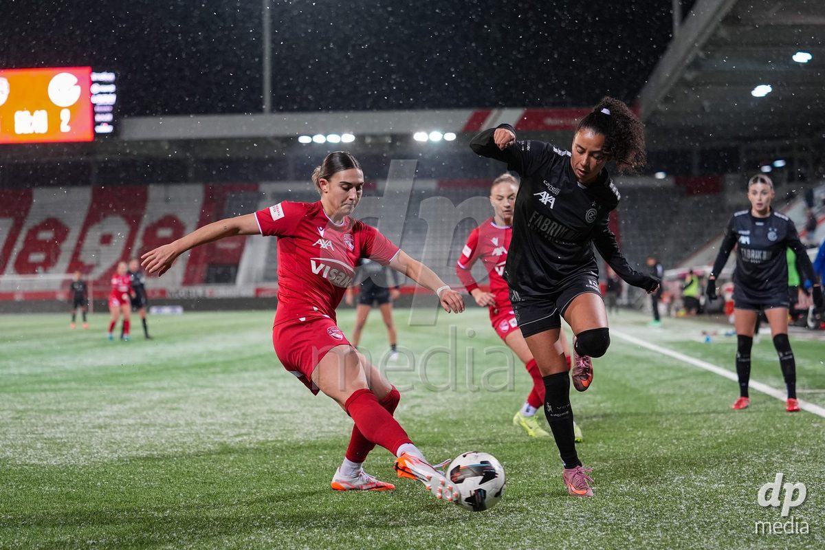 Schweiz: Axa Womens Super League 2025/26, FC Thun vs GC Frauenfussball - Stockhorn Arena, Thun: Jael Jost (77 Thun) im Duell mit Ramona Kannady (19 GCZ)