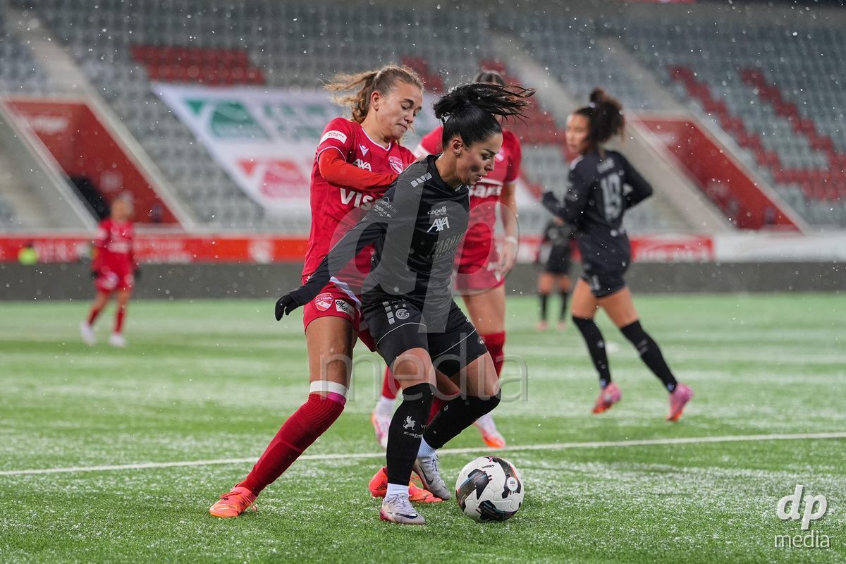 Schweiz: Axa Womens Super League 2025/26, FC Thun vs GC Frauenfussball - Stockhorn Arena, Thun: Qendresa Krasniqi (9 GCZ) im Duell mit Sina Schüpbach - Sina Schupbach (5 Thun)