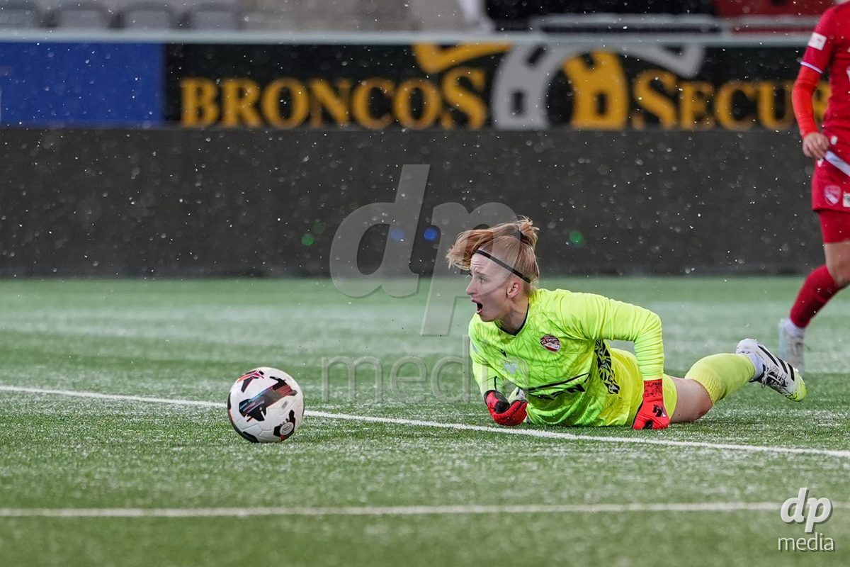 Schweiz: Axa Womens Super League 2025/26, FC Thun vs GC Frauenfussball - Stockhorn Arena, Thun: Torhüterin Janine Teuscher (1 Thun) schaut dem Ball hinterher