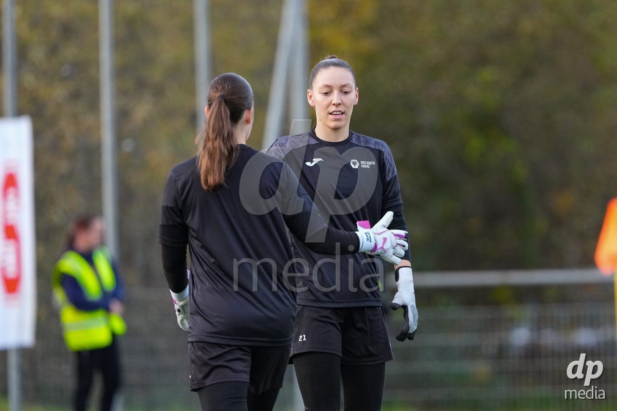Schweiz: AXA Womens Super League 2025/26, FC Aarau Frauen vs FC Basel 1893 - Sportanlage Schachen, Aarau: Torhüter Enna Doulis (21 FC Aarau) mit Torhüter Lorena Barth (1 FC Aarau) beim Aufwärmen