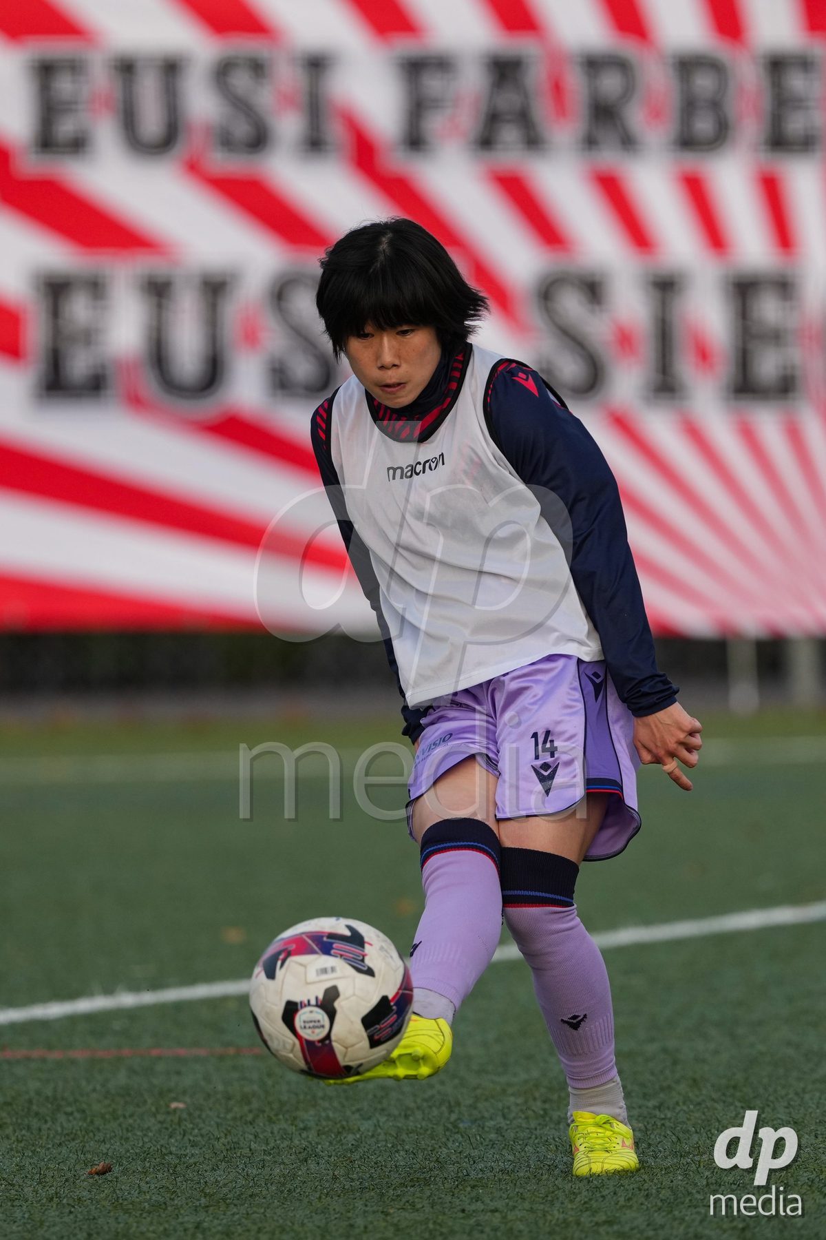 Schweiz: AXA Womens Super League 2025/26, FC Aarau Frauen vs FC Basel 1893 - Sportanlage Schachen, Aarau: Mai Hirata (14 Basel) beim Aufwärmen