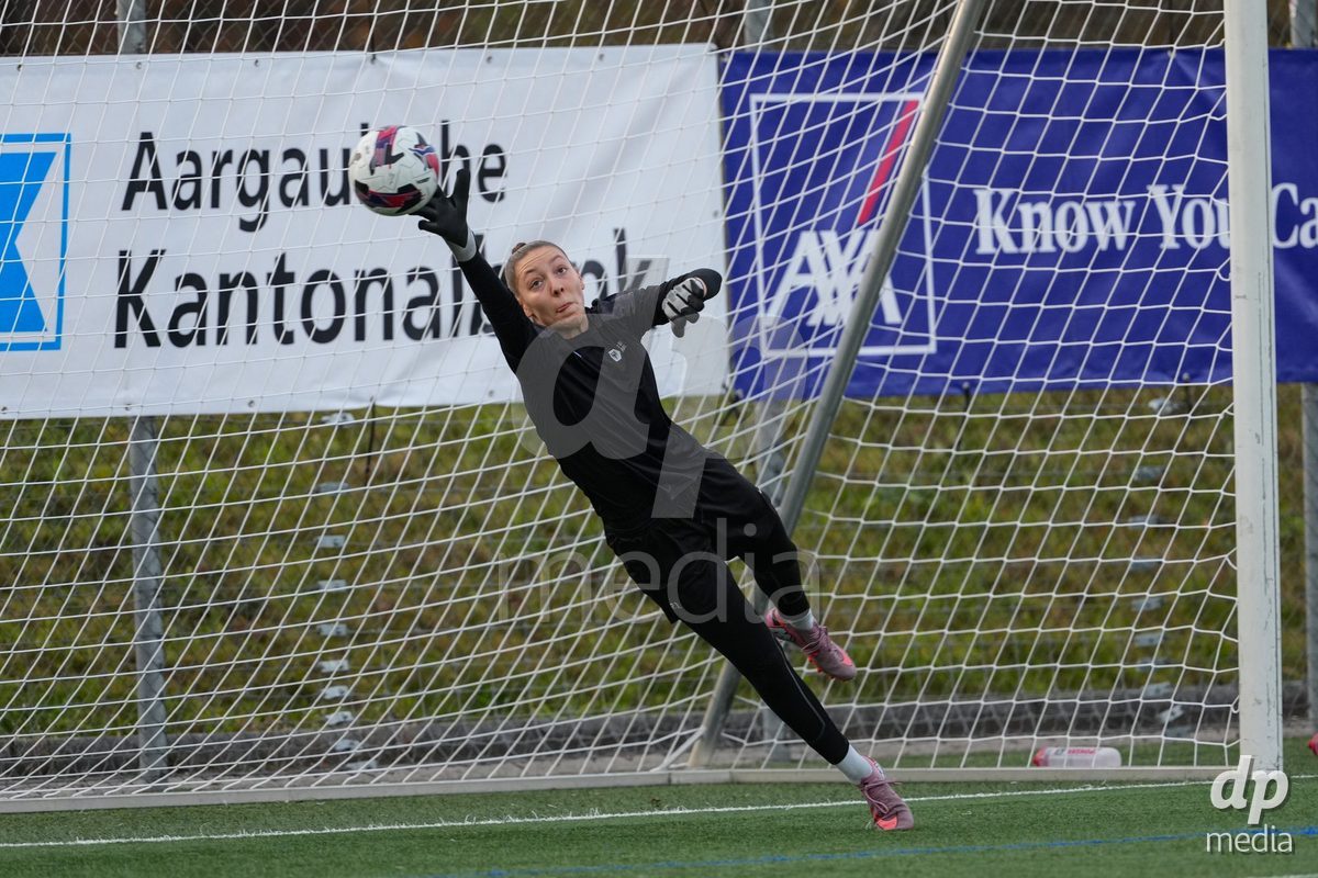 Schweiz: AXA Womens Super League 2025/26, FC Aarau Frauen vs FC Basel 1893 - Sportanlage Schachen, Aarau: Torhüter Enna Doulis (21 FC Aarau) beim Aufwärmen