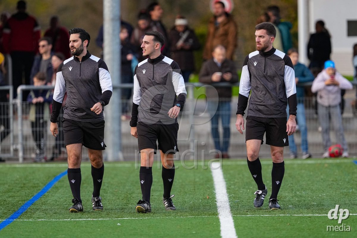 Schweiz: AXA Womens Super League 2025/26, FC Aarau Frauen vs FC Basel 1893 - Sportanlage Schachen, Aarau: Das Schiedsrichter Trio bestehend aus Alessio Feola, Shkumbim Qallakaj und Samuel Wenger beim Aufwärmen