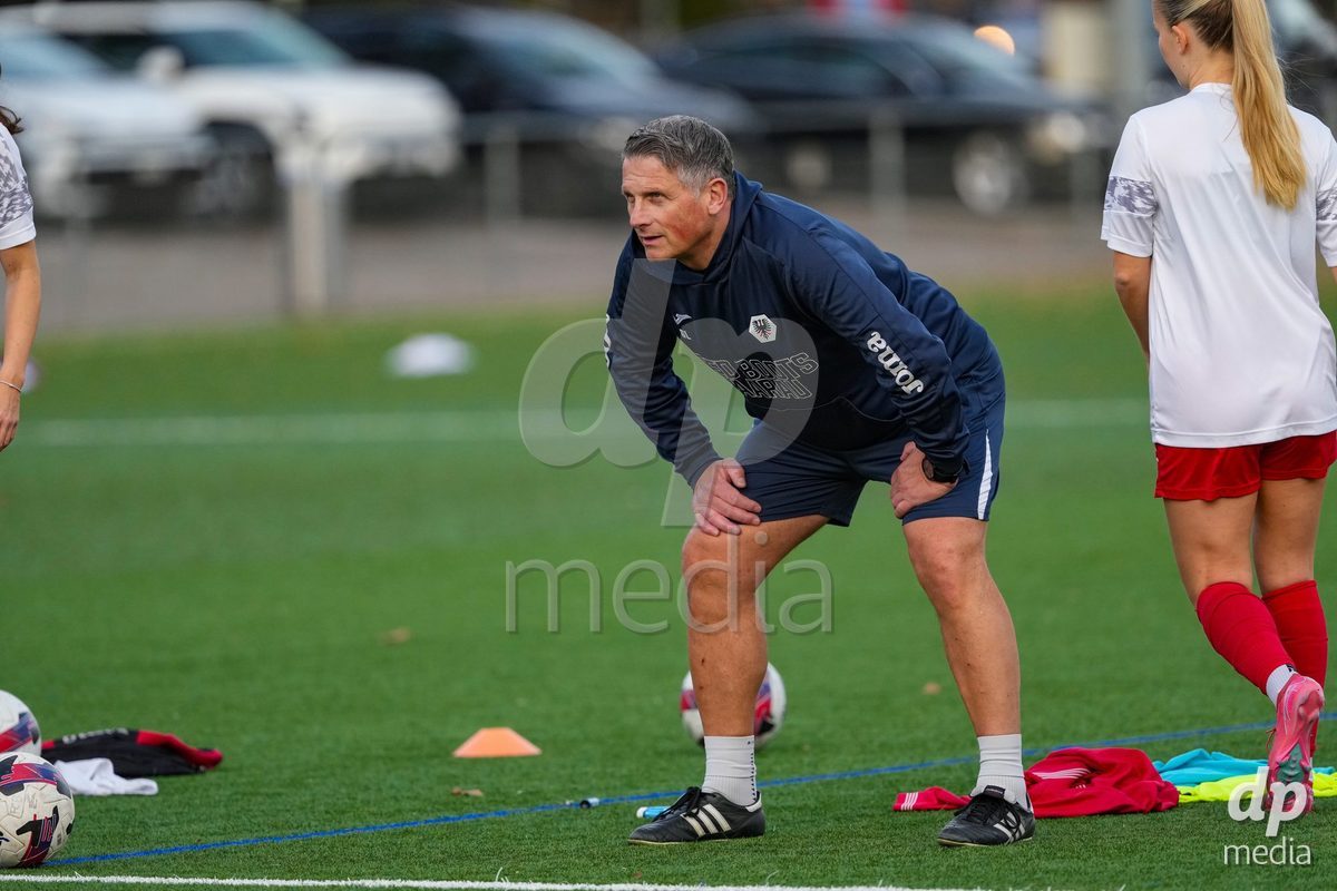 Schweiz: AXA Womens Super League 2025/26, FC Aarau Frauen vs FC Basel 1893 - Sportanlage Schachen, Aarau: head coach Guerino Luongo (FC Aarau) während des Aufwärmens