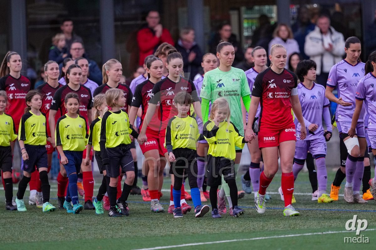 Schweiz: AXA Womens Super League 2025/26, FC Aarau Frauen vs FC Basel 1893 - Sportanlage Schachen, Aarau: Spielerinnen von FC Aarau Frauen vor dem Spiel
