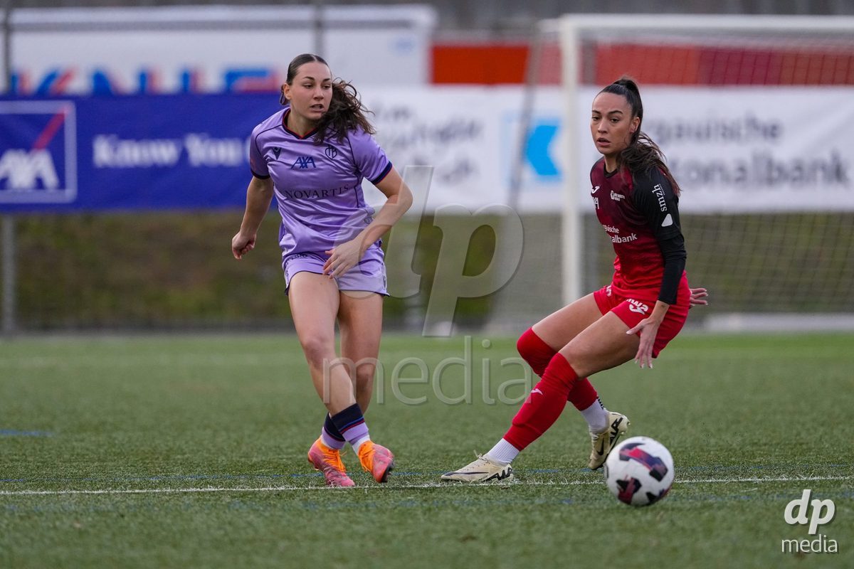 Schweiz: AXA Womens Super League 2025/26, FC Aarau Frauen vs FC Basel 1893 - Sportanlage Schachen, Aarau: Mara Tauriello (11 Basel) im Duell mit Rita Filipa Do Sul Almeida (28 FC Aarau)
