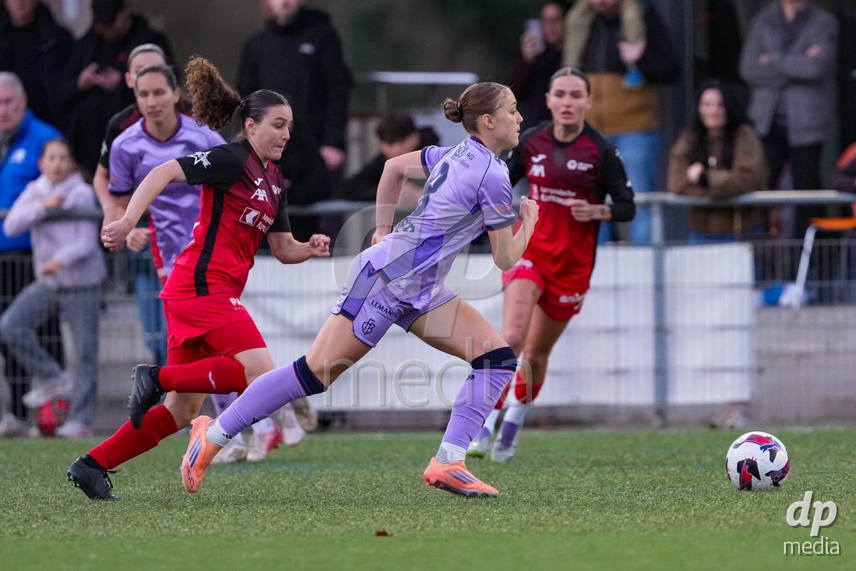 Schweiz: AXA Womens Super League 2025/26, FC Aarau Frauen vs FC Basel 1893 - Sportanlage Schachen, Aarau: Nathalie Widmer (5 FC Aarau) im Duell mit Lia Kamber (8 Basel)