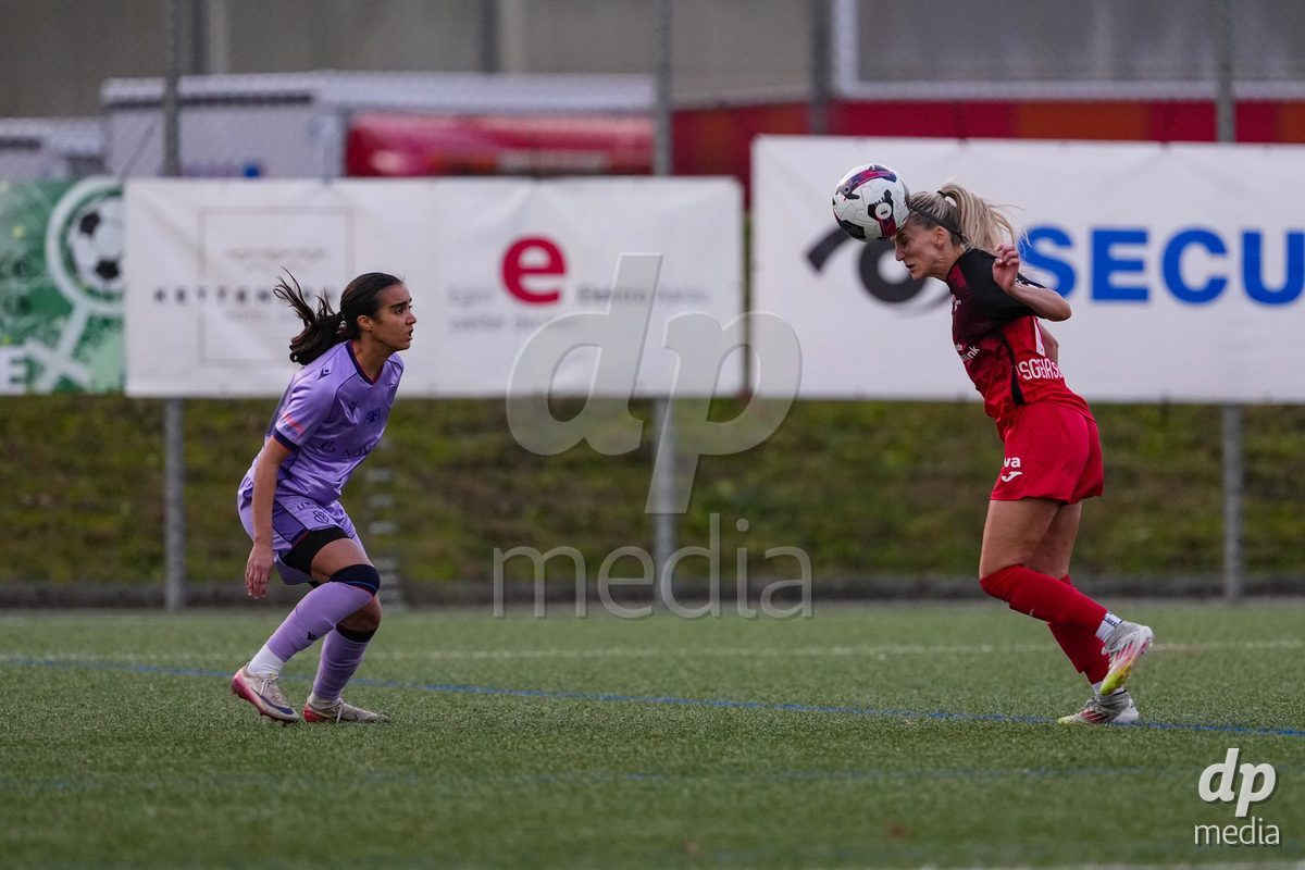 Schweiz: AXA Womens Super League 2025/26, FC Aarau Frauen vs FC Basel 1893 - Sportanlage Schachen, Aarau: Bergros Asgeirsdottir (6 FC Aarau) mit einem Kopfball