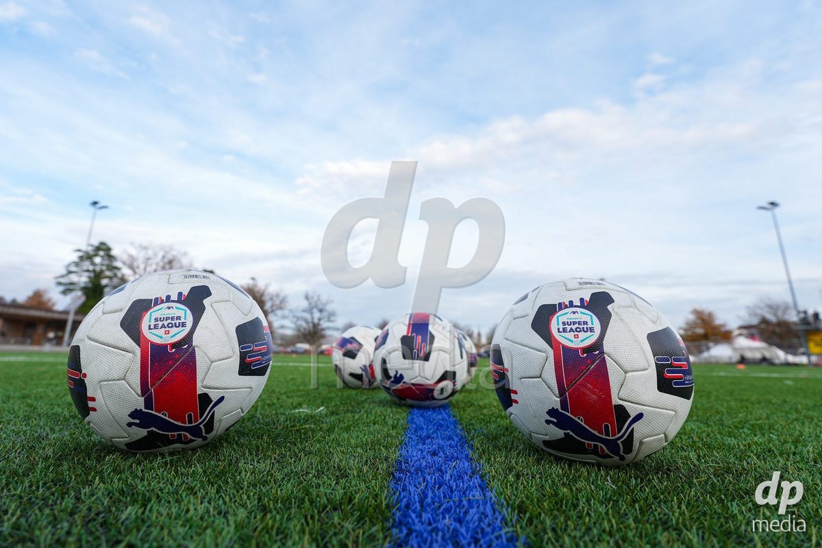 Schweiz: AXA Womens Super League 2025/26, FC Aarau Frauen vs FC Basel 1893 - Sportanlage Schachen, Aarau: Bälle vor dem Spiel