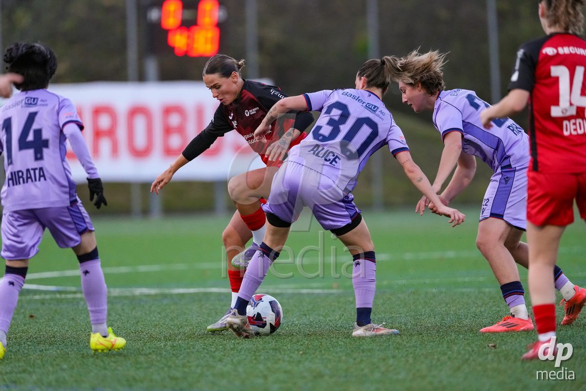 Schweiz: AXA Womens Super League 2025/26, FC Aarau Frauen vs FC Basel 1893 - Sportanlage Schachen, Aarau: Vanesa Hoti (8 FC Aarau) im Duell mit Alice Ilaria Berti (30 Basel)