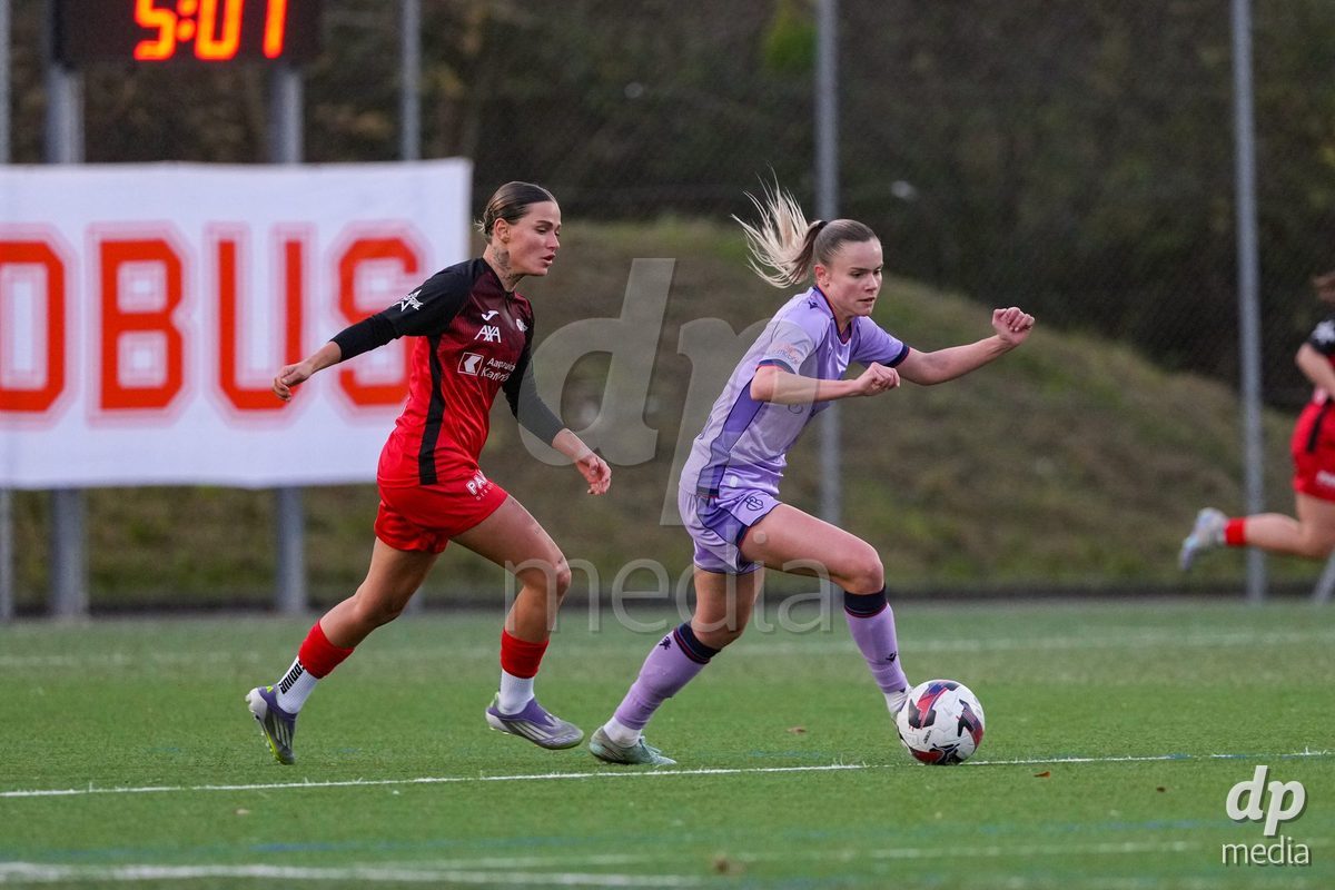 Schweiz: AXA Womens Super League 2025/26, FC Aarau Frauen vs FC Basel 1893 - Sportanlage Schachen, Aarau: Sabina Jackson (5 Basel) im Duell mit Vanesa Hoti (8 FC Aarau)