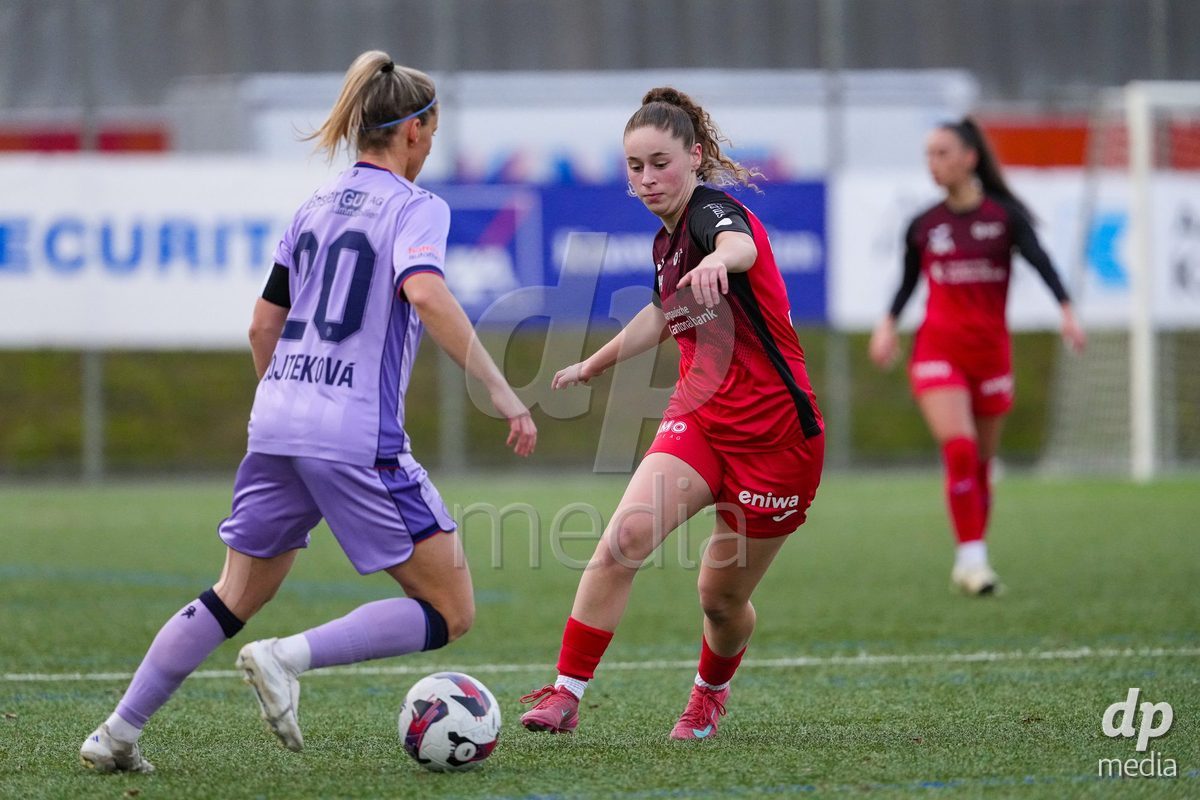 Schweiz: AXA Womens Super League 2025/26, FC Aarau Frauen vs FC Basel 1893 - Sportanlage Schachen, Aarau: Donika Deda (14 FC Aarau) im Duell mit Jana Vojtekova (20 Basel)