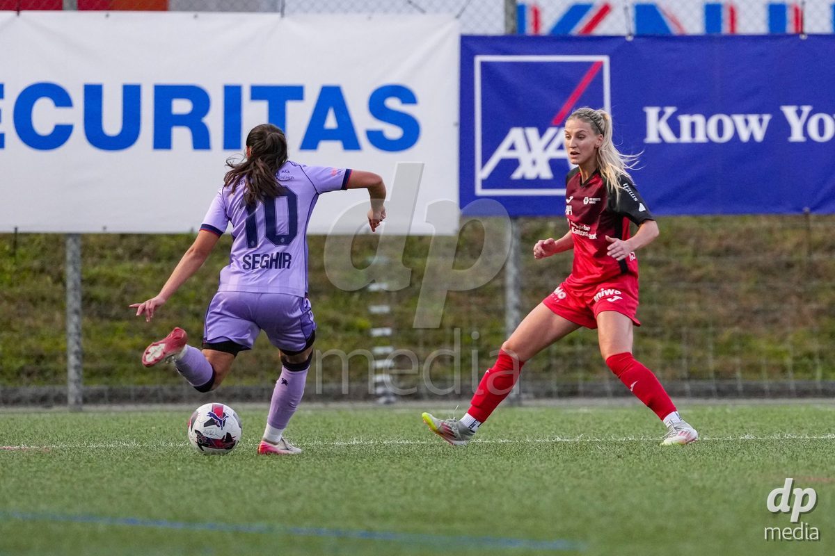 Schweiz: AXA Womens Super League 2025/26, FC Aarau Frauen vs FC Basel 1893 - Sportanlage Schachen, Aarau: Sabah Seghir (10 Basel) im Duell mit Bergros Asgeirsdottir (6 FC Aarau)