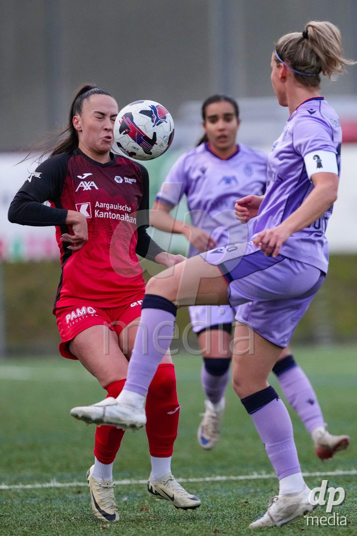 Schweiz: AXA Womens Super League 2025/26, FC Aarau Frauen vs FC Basel 1893 - Sportanlage Schachen, Aarau: Rita Filipa Do Sul Almeida (28 FC Aarau) im Duell mit Jana Vojtekova (20 Basel)