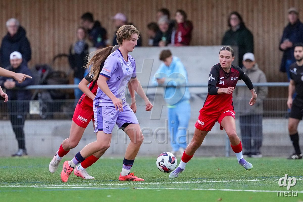 Schweiz: AXA Womens Super League 2025/26, FC Aarau Frauen vs FC Basel 1893 - Sportanlage Schachen, Aarau: Zita Rurack (22 Basel) in aktion
