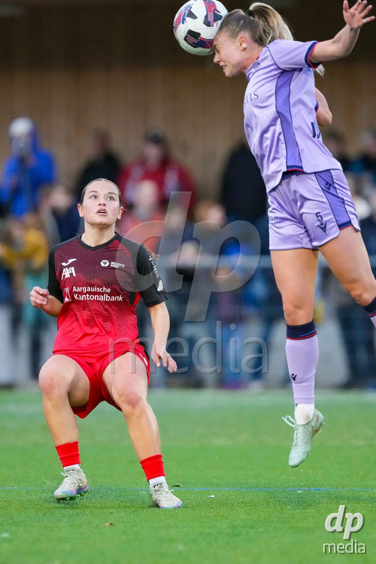 Schweiz: AXA Womens Super League 2025/26, FC Aarau Frauen vs FC Basel 1893 - Sportanlage Schachen, Aarau: Sabina Jackson (5 Basel) mit einem Kopfball, während Mara Tauriello (11 Basel) zuschaut
